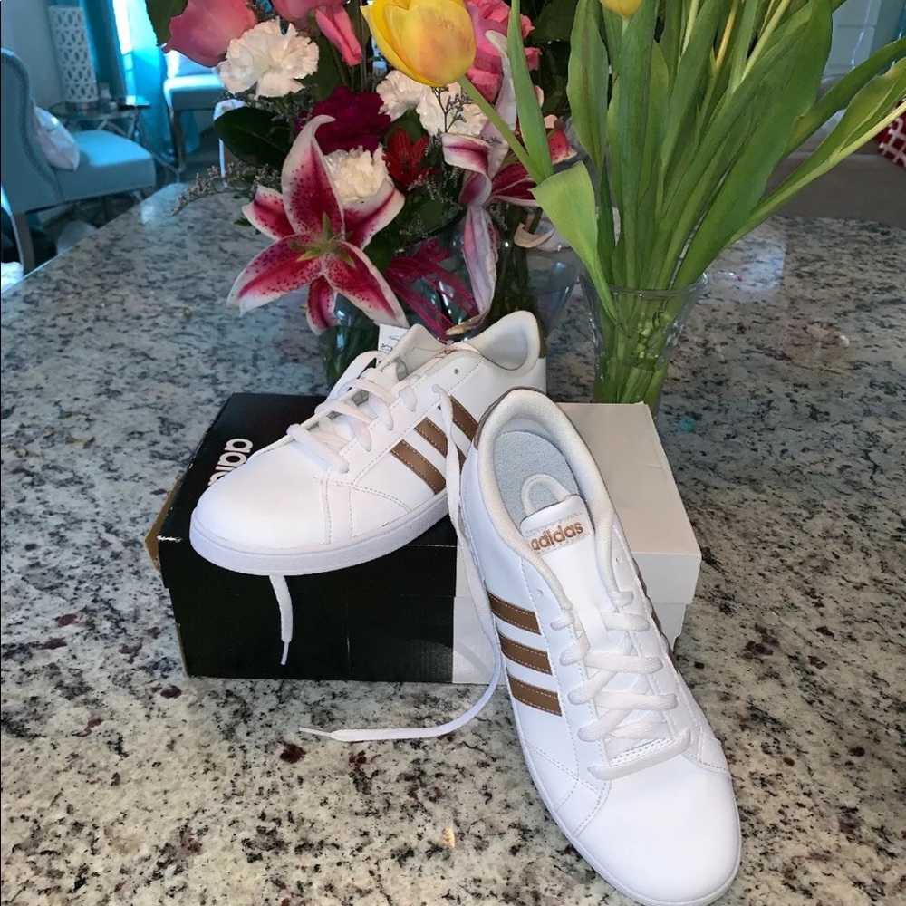 NWT!!!! Ladies Rose Gold Adidas Size 7